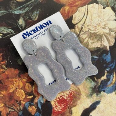 Large rectangular polymer clay earrings in silver glitter, luxurious handmade statement jewelry by Diesblon Μεγάλα ορθογώνια σκουλαρίκια από πολυμερικό πηλό με ασημί γκλίτερ, πολυτελή χειροποίητα statement κοσμήματα Diesblon