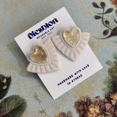 White heart-shaped polymer clay earrings with gold leaf details, romantic handmade jewelry by Diesblon Σκουλαρίκια σε σχήμα καρδιάς σε λευκές αποχρώσεις με χρυσά φύλλα, ρομαντικά χειροποίητα κοσμήματα Diesblon