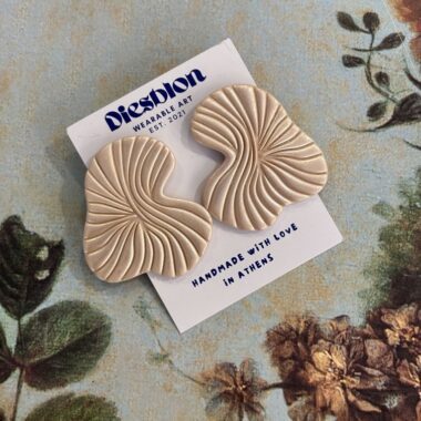 Abstract white pearl polymer clay earrings, minimalist handmade design by Diesblon Αφηρημένα σκουλαρίκια σε περλέ λευκή απόχρωση από πολυμερικό πηλό, minimal χειροποίητο σχέδιο Diesblon