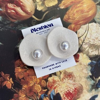 Pink shell-inspired round polymer clay earrings with large pearl center, handmade statement jewelry by Diesblon Ροζ στρογγυλά σκουλαρίκια σαν κοχύλι με μεγάλη πέρλα στο κέντρο, χειροποίητα statement κοσμήματα Diesblon