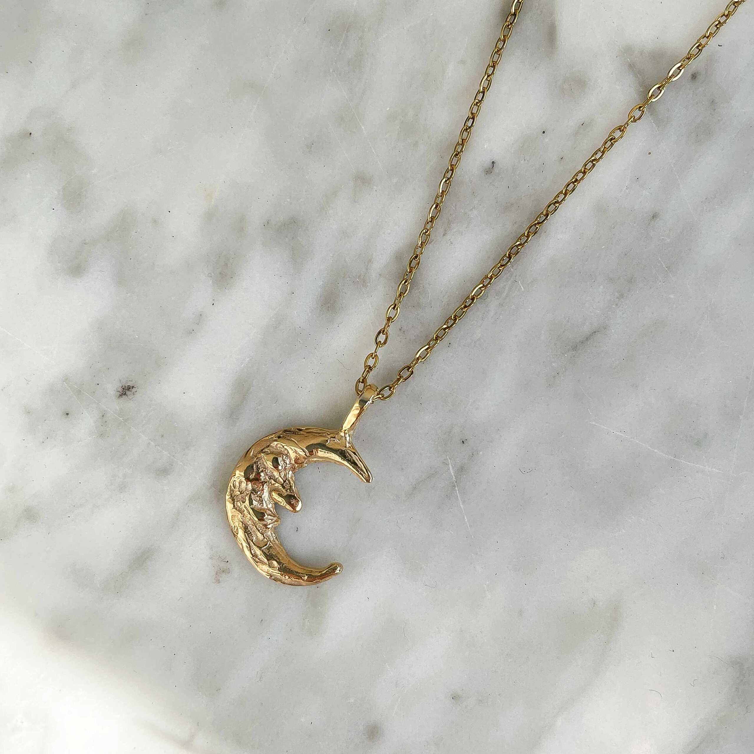 ορειχαλκοσ επιχρυσωμενος , ατσαλινη αλυσίδα, φεγγάρι με πρόσωπο σε χειροποιητη ρευστη μορφη κεριού, μισοφεγγαρο με προσωπο κολιε