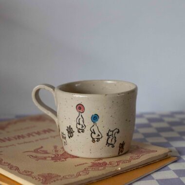 Handmade large ceramic mug with Aristocats walking scene, beige speckled stoneware, high-fired clay, hand-painted cats and geese illustration Χειροποίητη μεγάλη κεραμική κούπα με σκηνή από τις Αριστόγατες, μπεζ πηλός με σαμότ, υψηλής θερμοκρασίας, ζωγραφισμένες γάτες και χήνες