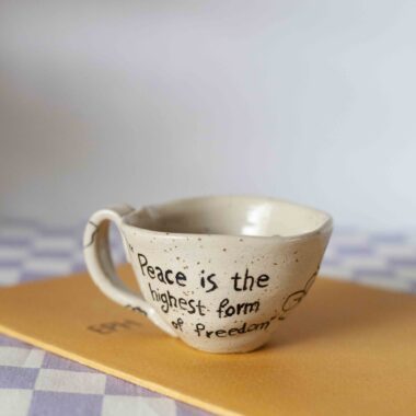 Handmade espresso cup with “peace is the greatest form of freedom” quote, beige speckled ceramic, minimalist pottery design Χειροποίητο φλιτζάνι εσπρέσο με quote “peace is the greatest form of freedom”, μπεζ κεραμικό με σαμότ, minimal αισθητική