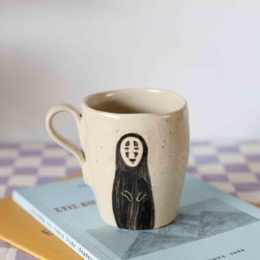 Tall handmade ceramic mug with No-Face and soot sprites design, beige speckled clay, high-fired pottery Ψηλή χειροποίητη κεραμική κούπα με τον Απρόσωπο και καπνόμπαλες, μπεζ πηλός με σαμότ, υψηλής θερμοκρασίας