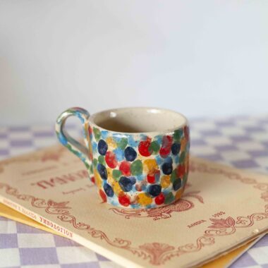 Small handmade ceramic mug with colorful brush strokes, beige speckled clay, artistic pottery Μικρή χειροποίητη κεραμική κούπα με πολύχρωμες πινελιές, μπεζ πηλός με σαμότ, καλλιτεχνικό σχέδιο