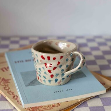 Small handmade ceramic cup with spiral clay texture and colorful brush strokes, beige speckled stoneware Μικρή χειροποίητη κεραμική κουπίτσα με στριφτή υφή πηλού και χρωματιστές πινελιές, μπεζ με σαμότ
