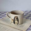 Handmade ceramic mug with Lafayette Aristocats illustration, beige speckled clay, expressive character design Χειροποίητη κεραμική κούπα με τον Lafayette από τις Αριστόγατες που παραπονιέται, μπεζ πηλός με σαμότ