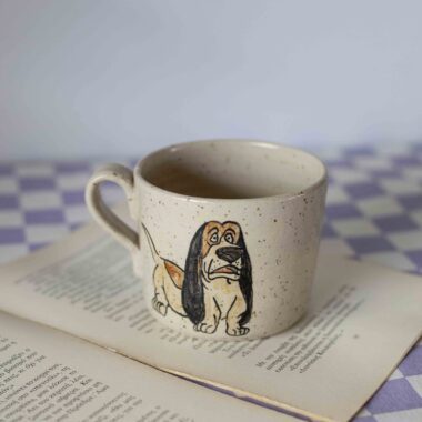 Handmade ceramic mug with Lafayette Aristocats illustration, beige speckled clay, expressive character design Χειροποίητη κεραμική κούπα με τον Lafayette από τις Αριστόγατες που παραπονιέται, μπεζ πηλός με σαμότ