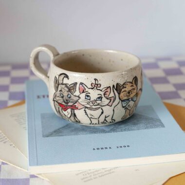 Large handmade ceramic mug with Aristocats kittens illustration, beige speckled stoneware, hand-painted Μεγάλη χειροποίητη κεραμική κούπα με γατάκια από τις Αριστόγατες, μπεζ πηλός με σαμότ, ζωγραφισμένη στο χέρι