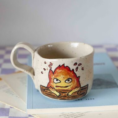 Handmade ceramic mugs with Calcifer design, beige speckled clay, small and large sizes, hand-painted fire character Χειροποίητες κεραμικές κούπες με τον Calcifer, μπεζ πηλός με σαμότ, μικρά και μεγάλο μέγεθος