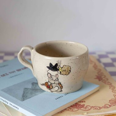 Large handmade ceramic mug with mouse and bird from Spirited Away holding cookies, beige speckled clay Μεγάλη χειροποίητη κεραμική κούπα με το ποντικάκι και το πουλί από το Spirited Away που κρατούν μπισκότα, μπεζ πηλός με σαμότ