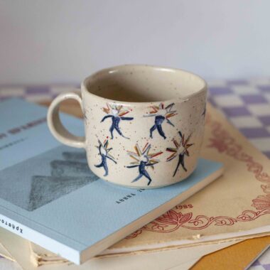 Small handmade ceramic mug with shooting stars holding hands, inspired by Howl’s Moving Castle, beige speckled clay Μικρή χειροποίητη κεραμική κούπα με πεφταστέρια που κρατιούνται χέρι χέρι, εμπνευσμένη από το Howl’s Moving Castle