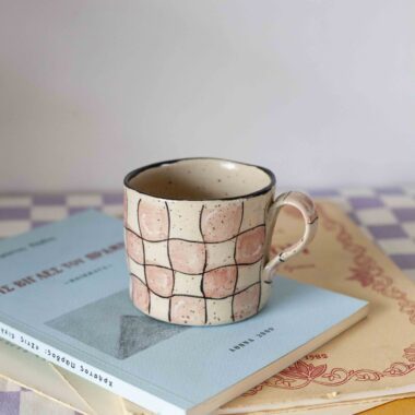 Medium handmade ceramic mug with pink checkerboard pattern, beige speckled stoneware, modern aesthetic Μεσαία χειροποίητη κεραμική κούπα με ροζ σκακιέρα, μπεζ πηλός με σαμότ, μοντέρνο σχέδιο