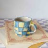 Medium handmade ceramic mug with blue and yellow design, beige speckled clay, minimalist pottery GR: Μεσαία χειροποίητη κεραμική κούπα με μπλε και κίτρινο σχέδιο, μπεζ πηλός με σαμότ