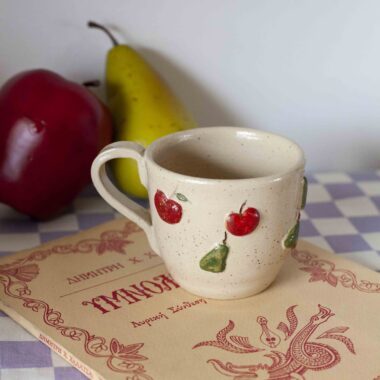 Handmade ceramic mug with 3D apples and pears, beige speckled clay, textured fruit design Χειροποίητη κεραμική κούπα με 3D μήλα και αχλάδια, μπεζ πηλός με σαμότ, ανάγλυφο σχέδιο