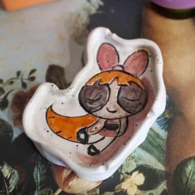blossom ashtray, powerpuff girls, cartoon ashtray, cute ashtray, handmade ashtray, ceramic ashtray, smoking accessory, nostalgic gift, 90s cartoon, kawaii ashtray, fan art, κεραμικο τασακι, cartoon, δωρο