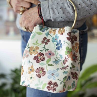Handmade floral bag with large metal ring handle and button closure Χειροποίητο φλοράλ τσαντάκι με μεγάλο μεταλλικό κρίκο για χερούλι και κούμπωμα με κουμπί