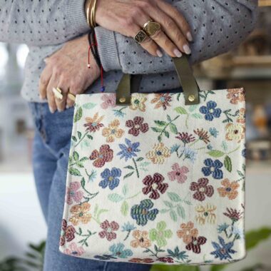 Handmade square floral bag with base, button closure and leather handles Χειροποίητο τετράγωνο φλοράλ τσαντάκι με πάτο, κούμπωμα με κουμπί και δερμάτινα χερούλια