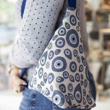 Handmade triangular shoulder bag with evil eye pattern GR: Χειροποίητο τριγωνικό τσαντάκι ώμου με μοτίβο μάτια