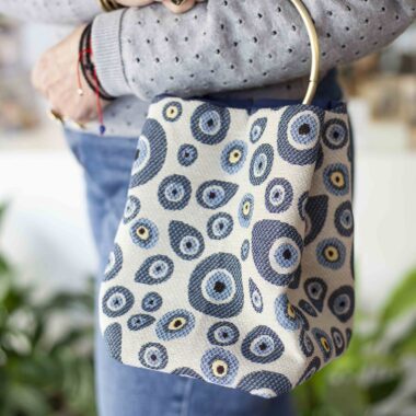 Handmade evil eye bag with single ring handle and button closure GR: Χειροποίητο τσαντάκι με μοτίβο μάτια, μονό κρίκο για χερούλι και κούμπωμα με κουμπί