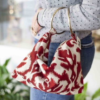 Handmade bag with double ring handles, zipper closure and red vintage-inspired pattern GR: Χειροποίητο τσαντάκι με διπλό κρίκο, φερμουάρ και κόκκινο αρχοντικό μοτίβο