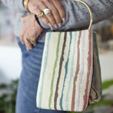 Handmade bag with Greek rag rug pattern, ring handle and button closure GR: Χειροποίητο τσαντάκι με μοτίβο ελληνικής κουρελούς, κρίκο για χερούλι και κούμπωμα με κουμπί