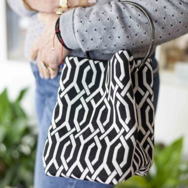 Handmade bag with large metal ring handle and button closure GR: Χειροποίητο τσαντάκι με μεγάλο μεταλλικό κρίκο για χερούλι και κούμπωμα με κουμπί