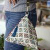 Handmade boho triangular bag with colorful pattern, zipper and leather strap GR: Χειροποίητο τριγωνικό boho τσαντάκι με πολύχρωμο μοτίβο, φερμουάρ και δερμάτινο λουράκι