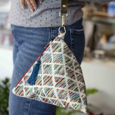Handmade boho triangular bag with colorful pattern, zipper and leather strap GR: Χειροποίητο τριγωνικό boho τσαντάκι με πολύχρωμο μοτίβο, φερμουάρ και δερμάτινο λουράκι