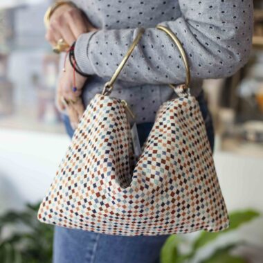 Handmade bag with double rings, zipper closure and colorful small diamond pattern on beige background GR: Χειροποίητο τσαντάκι με δύο κρίκους, φερμουάρ και μοτίβο με μικρούς χρωματιστούς ρόμβους σε μπεζ φόντο