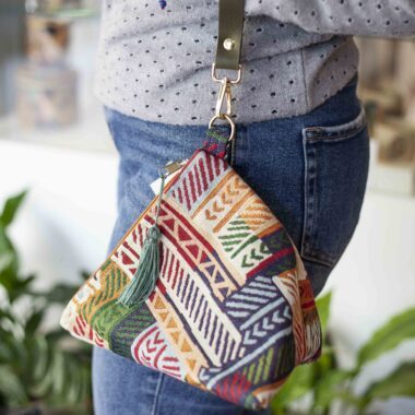 Handmade triangular bag with zipper closure and leather strap GR: Χειροποίητο τριγωνικό τσαντάκι με φερμουάρ και δερμάτινο λουράκι