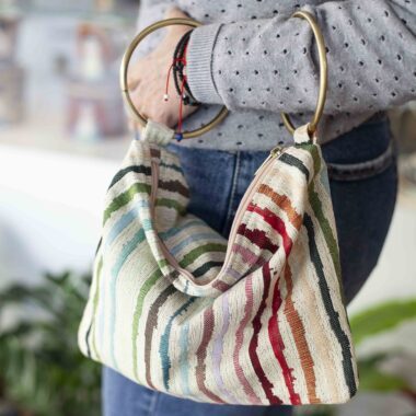 Handmade bag with Greek rag rug pattern, double metal ring handles and zipper closure GR: Χειροποίητο τσαντάκι με μοτίβο κουρελούς, διπλούς μεταλλικούς κρίκους και φερμουάρ