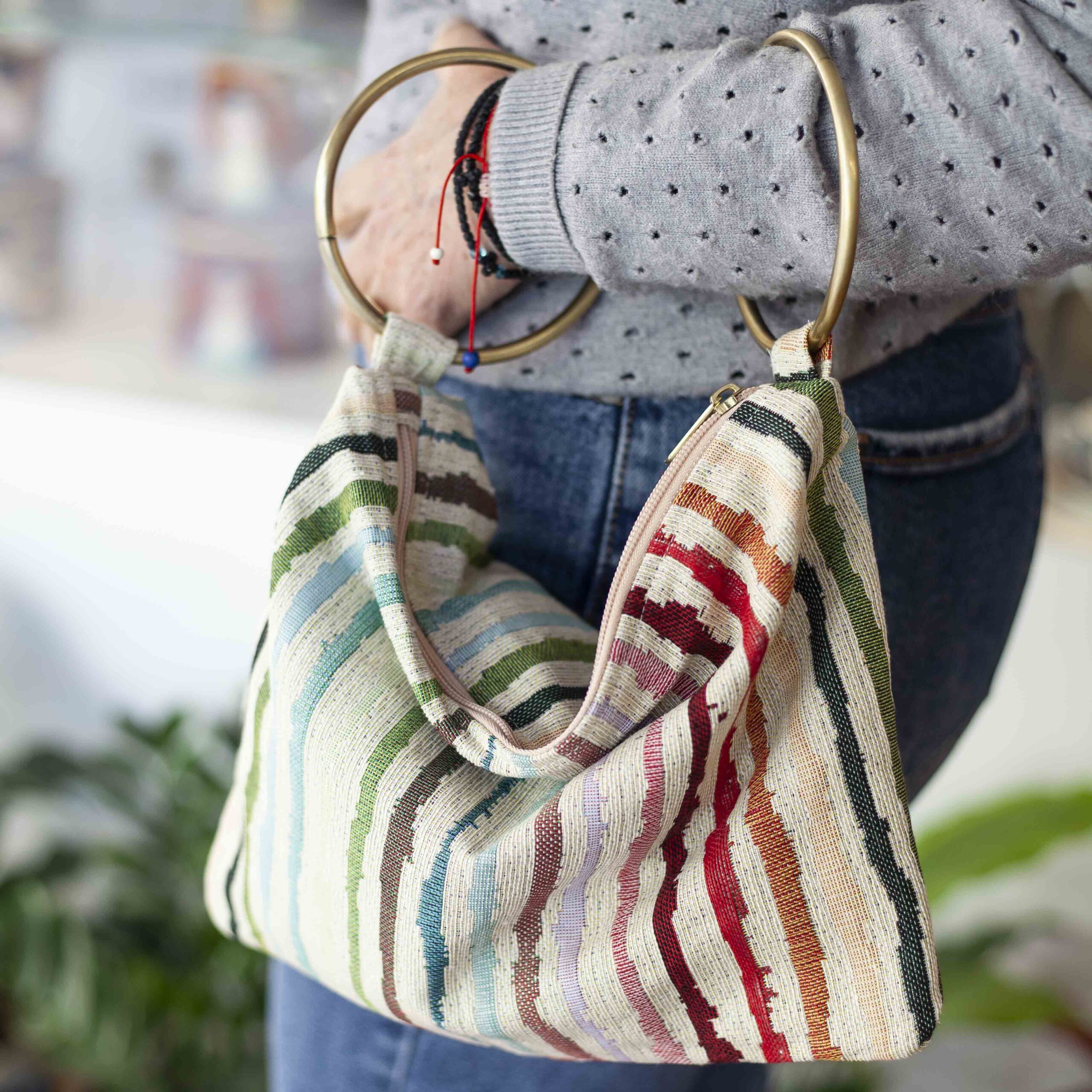 Handmade bag with Greek rag rug pattern, double metal ring handles and zipper closure GR: Χειροποίητο τσαντάκι με μοτίβο κουρελούς, διπλούς μεταλλικούς κρίκους και φερμουάρ