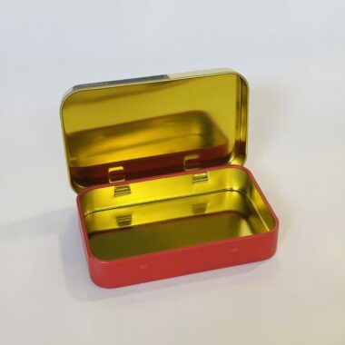 small tin box with cat perfect for jewellery μικρό κουτί τσίγκινο με γατούλα πάνω. χρησιμοποιείται τέλεια σαν μπιζουτιέρα
