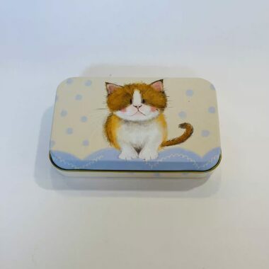 small tin box with cat perfect for jewellery μικρό κουτί τσίγκινο με γατούλα πάνω. χρησιμοποιείται τέλεια σαν μπιζουτιέρα