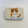 small tin box with cat perfect for jewellery μικρό κουτί τσίγκινο με γατούλα πάνω. χρησιμοποιείται τέλεια σαν μπιζουτιέρα