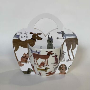 big porcelain mug with dogs on it. perfect for tea and coffee. μεγάλη πορσελανινη κούπα με σκύλους, ιδανική για ροφήματα όπως ο καφές και το τσάι.