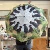 ομπρέλα με σκύλους πουκοιτάνε την θάλασσα. Umbrella with dogs starring the sea