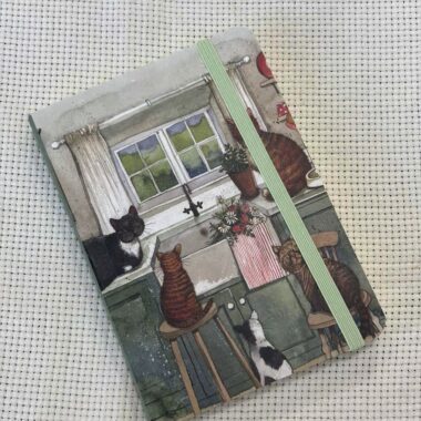 small notebook with kitties in the kitchen. μικρό σημειοματάριο με γατούλες σε κουζίνα.