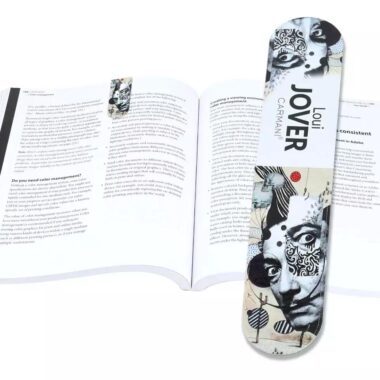 Set of four magnetic bookmarks decorated with artworks by L. Jover. Designed for secure and practical page marking, they attach gently to pages without damaging them. A stylish stationery accessory that combines everyday functionality with elegant artistic design. Part of the CARMANI art collection.