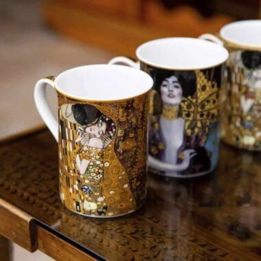 Classic New porcelain mug decorated with Gustav Klimt’s iconic artwork The Kiss. With a 360 ml capacity, it is ideal for enjoying coffee or tea while adding an artistic touch to your everyday routine.