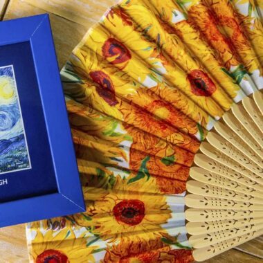 Elegant CARMANI fan decorated with Vincent van Gogh’s iconic artwork Sunflowers. A stylish women’s accessory ideal for hot days, while also serving as a decorative element for fashion or home display. Lightweight and practical, it combines functionality with timeless artistic design.