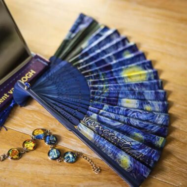 Elegant CARMANI fan decorated with Vincent van Gogh’s iconic artwork The Starry Night. A stylish women’s accessory ideal for hot days, while also serving as a decorative fashion or display piece. Lightweight and practical, it combines everyday functionality with timeless artistic expression.