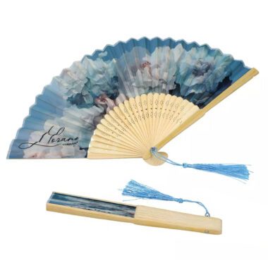 Elegant CARMANI fan decorated with L. Lozano’s artwork Lady’s Floral Symphony. A stylish women’s accessory ideal for hot days, while also serving as a decorative fashion or display piece. Lightweight and practical, it combines functionality with delicate artistic expression.