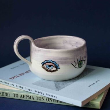 χειροποίητη κεραμική κούπα με μάτια. handmade ceramic mug with evil eyes on it.