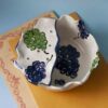 handmade fruit strainer painted with grapes. χειροποίητο κεραμικό σουρωτήρι φρούτων ζωγραφισμένο με σταφύλια.