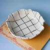 χειροποίητο κεραμικό πιάτο σε καρό μοτίβο. handmade ceramic plate with tablecloth pattern.