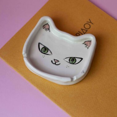χειροποίητο κεραμικό τασάκι λευκή γάτα. handmade ceramic ashtray white cat.