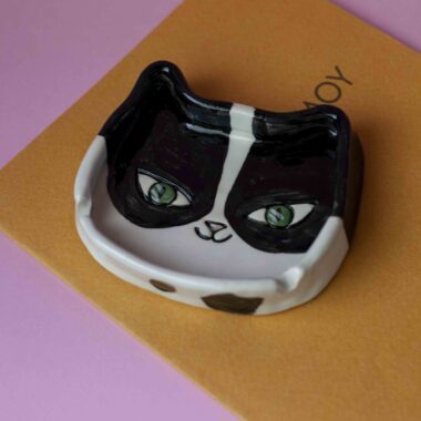 χειροποίητο κεραμικό τασάκι tuxedo γάτα. handmade ceramic ashtray tuxedo cat.
