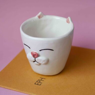 handmade ceramic white cat mug. χειροποίητη κεραμική λευκή γάτα.